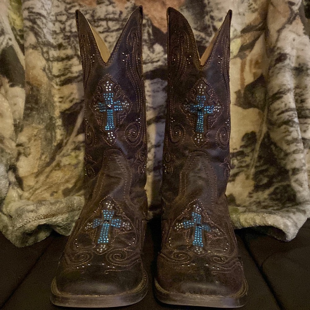Brand: Roper  Color: Brown with blue gems  Size: 6.5 US